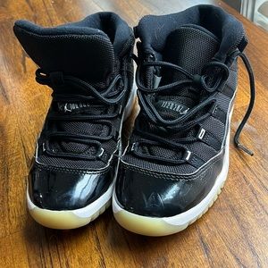 Black Jordan’s in a size 2 fits a 7year old.